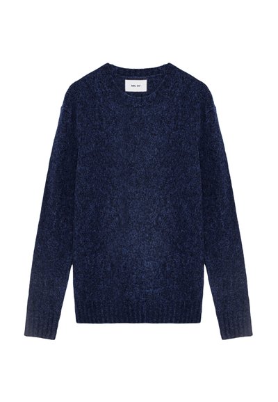 Pull en tricot bleu marine avec un col rond, des manches longues et un ourlet côtelé. Texture douce avec un motif subtil sur l'ensemble.