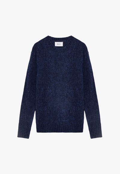 Pull en tricot bleu marine avec un col rond, des manches longues et un ourlet côtelé. Texture douce avec un motif subtil sur l'ensemble.
