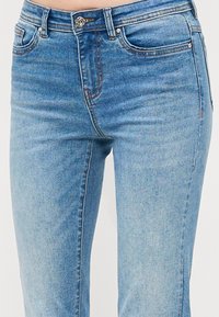 ONLY Tall ONLWAUW MID WAIST - Kavbojke na trapez - medium blue denim