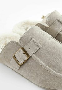 Next Matalakantaiset pistokkaat - grey