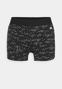 Czarne, sportowe szorty z fakturą małych białych trójkątów. Posiadają gładki pas i logo po boku. Wykonane z elastycznej tkaniny.