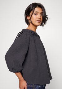 ONLY ONLTILLA THYRA OFF SHOULDER - Blusa - phantom