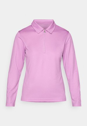 Polo a maniche lunghe di colore rosa chiaro, con tessuto a trama, colletto classico e chiusura con mezza zip sul collo.