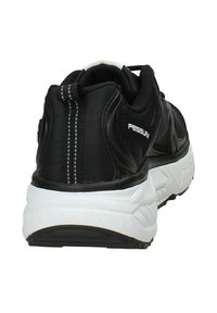 Sneaker sportivo nero con tomaia testurizzata, suola intermedia bianca e suola esterna nera. Presenta cuciture e logo bianchi in contrasto sui lati.