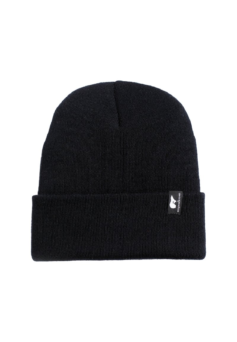 Czarna dziana czapka z zaszewką, z małą metką marki po boku. Miękka tekstura i dopasowany krój zapewniające ciepło.