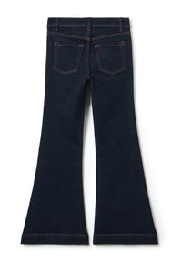 Jeans acampanados de color azul oscuro con una cintura de altura media, que presentan un diseño clásico de cinco bolsillos y costuras en contraste a lo largo de las costuras.