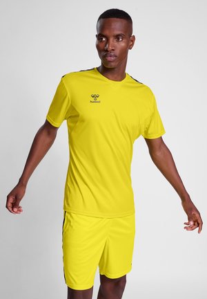 Sæt bestående af en gul atletisk T-shirt og shorts lavet af syntetisk stof. Har en V-hals, korte ærmer og sorte sidelister på shorts.
