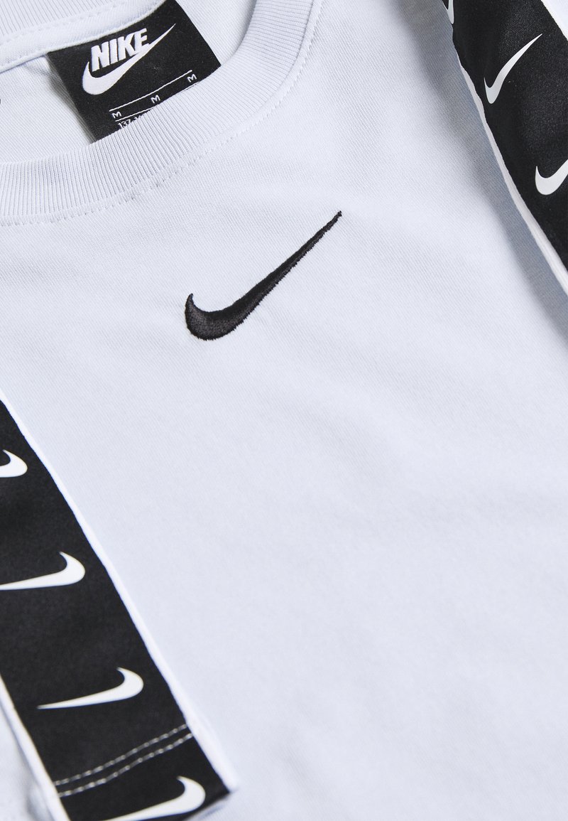 Incompatible comunidad Decepcionado Nike Sportswear TEE TAPE - Print T-shirt - football grey - Zalando.ie Incompatible comunidad Decepcionado Nike Sportswear TEE TAPE - Print T-shirt - football grey - Zalando.ie