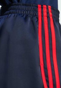 adidas Originals SPRINTER - Šortky - night indigo   better scarlet