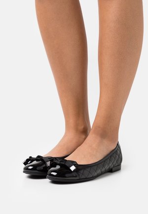 Zwarte gepatineerde balletschoenen met een gequilt ontwerp, lintstrikken en metallic accenten; ronde neus en platte zool.