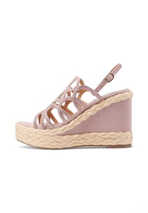 Sandalo a zeppa in tessuto rosa chiaro con design a taglio, impreziosito da strass; presenta una piattaforma in juta intrecciata e una cinghia alla caviglia regolabile.