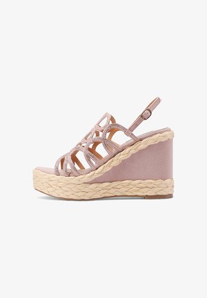 Sandalo a zeppa in tessuto rosa chiaro con design a taglio, impreziosito da strass; presenta una piattaforma in juta intrecciata e una cinghia alla caviglia regolabile.