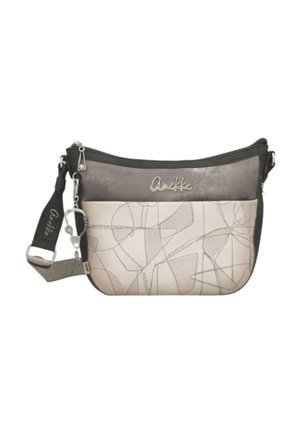 Borsa a tracolla con pannelli beige e metallici, motivo a linee astratte, logo argentato brandizzato, tracolla regolabile e portachiavi metallico a forma di cuore.