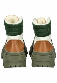 Stivaletti alti con parte superiore in suede verde, pannelli in pelle bianca, dettagli sul tallone marroni e suola in gomma grigia spessa con motivo di battistrada testurizzato.