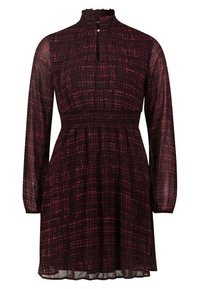Robe à manches longues de couleur bordeaux foncé avec taille smockée, col montant à volants, fermeture à bouton devant en forme d'œillet et motif à carreaux subtil.