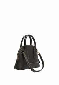 Sac à main en cuir noir de forme arrondie, avec des poignées supérieures et une bandoulière amovible. Il présente des accastillages en or et des accents de couture blanche.