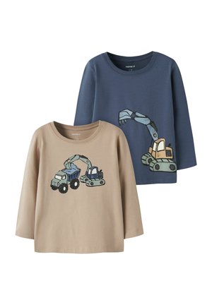 Deux chemises à manches longues pour enfants, une beige avec un motif de camion-benne et d'excavatrice, une bleue avec un grand motif de bras d'excavatrice.