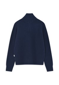 Tummansininen ribbed-poolopaita pitkilla hihoilla, jossa on korkea kaulus ja teksturoidusta neuleesta koostuva pinta, näkyvät saumat ja sivulappu.