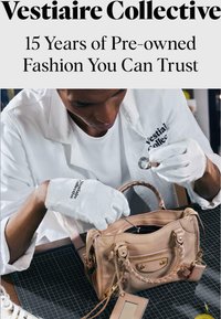 Personne portant des gants et un manteau Vestiaire Collective inspecte une bague au-dessus d'un sac à main en cuir fauve sur un tapis à grille noire.
