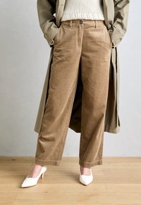 Marc O'Polo PANTS STRAIGHT LEG CROPPED LENGTH WELT POCKET - Auduma bikses - soft mocca
