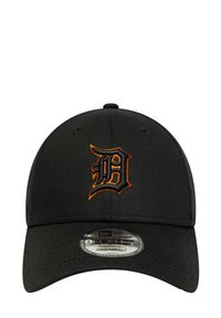 Schwarze verstellbare Kappe mit orangefarbigem, gesticktem "D"-Logo auf der Vorderseite, aus glattem Stoff, mit gebogenem Schirm und gestickten Details.