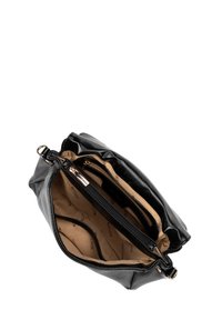 Borsa in pelle nera con una forma morbida e arrotondata. L'interno presenta una fodera in tessuto beige con tasca con zip e marchi del brand.