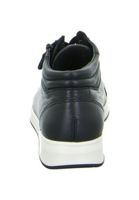 Schwarze Ledersneaker mit strukturiertem Obermaterial, gepolstertem Kragen, weißer Sohle und blauen Akzenten am unteren Rand. Die Rückansicht zeigt eine runde Form.