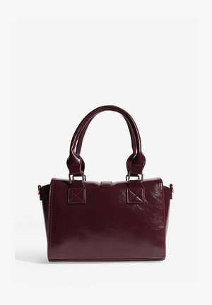 Burgundowa torebka z syntetycznej skóry z podwójnymi uchwytami, wyraźnym kształtem, metalowymi elementami oraz kwadratowymi przeszyciami na paskach.