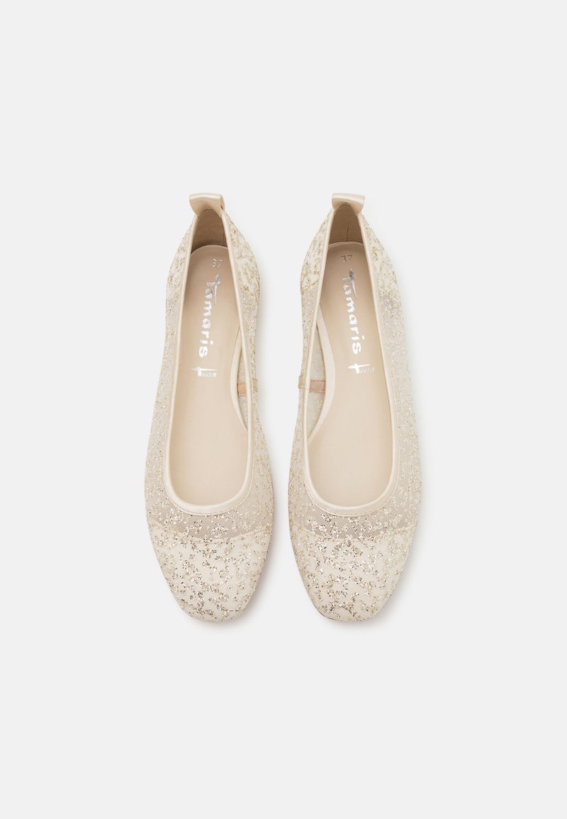 Ballerines beiges avec une surface texturée et pailletée, bout en amande et doublure intérieure douce. Présente une languette au talon.