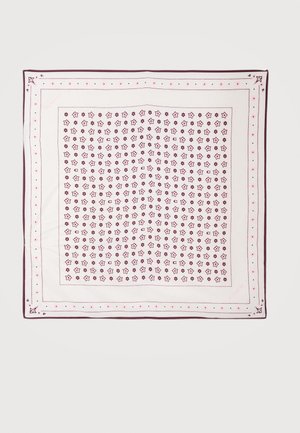 Štvorcový biely šál s bordovým kvetinovým vzorom a bodkovanými okrajmi, položený nabielo na svetlom pozadí.