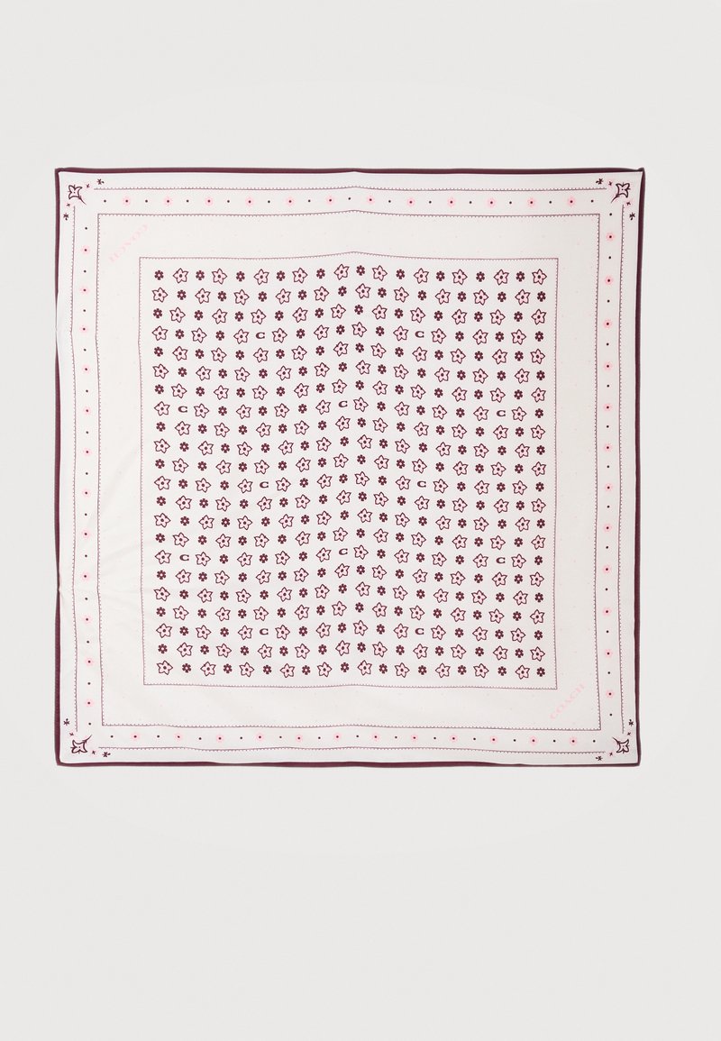 Τετράγωνο λευκό μαντήλι με μπορντό λουλουδένιο σχέδιο και πουά περιγράμματα, απλωμένο επίπεδα πάνω σε ανοιχτό φόντο.