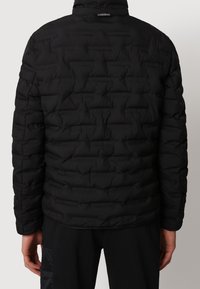 Chaqueta de plumas negra con un diseño acolchado. Cuenta con un cuello alto, cierre con cremallera y no presenta herrajes ni patrones visibles. Textura ligera.