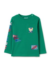 Grünes Langarm-T-Shirt aus Baumwolle, mit einem Bärenmotiv mit Mütze, Tasche und bunten Text- und Dreiecksdesigns auf den Ärmeln.