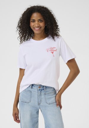 Tricou alb din bumbac cu inscripția roșie "Soare și Cocktail" și un grafic cu un pahar de cocktail. Mâneci scurte și croială lejeră.