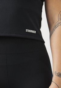 Stronger CROP TEE - Osnovna majica kratkih rukava - black
