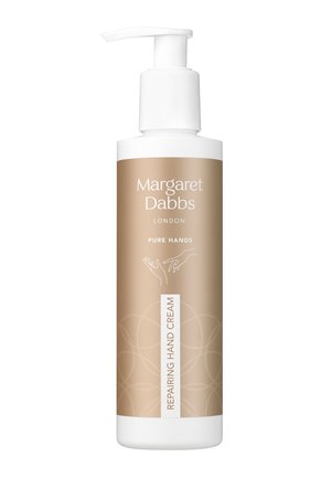 Reparierende Handcremeflasche mit Pumpe, beschriftet mit Margaret Dabbs London Pure Hands, beige und weiße Verpackung, minimalistische Handillustration auf dem Etikett.