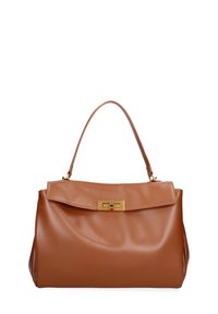 Borsa a tracolla in pelle marrone con texture liscia, dotata di una patta piegata e chiusura in metallo dorato, e un manico singolo nella parte superiore.
