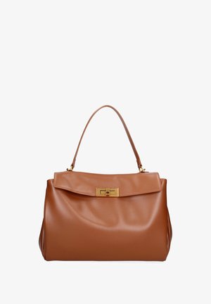 Sac à main en cuir marron avec une texture lisse, avec un rabat plié et un fermoir en métal doré, ainsi qu'une seule anse supérieure.