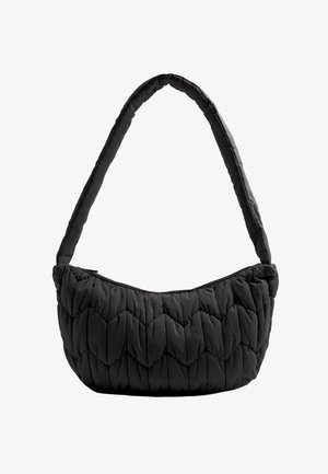 Černá prošívaná kabelka na rameno zaobleného tvaru, s polstrovanou texturou a dlouhým látkovým popruhem. Je vybavena zipovým uzávěrem podél horní hrany.