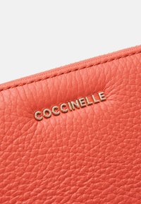 Coccinelle Lommebok - grenadine red