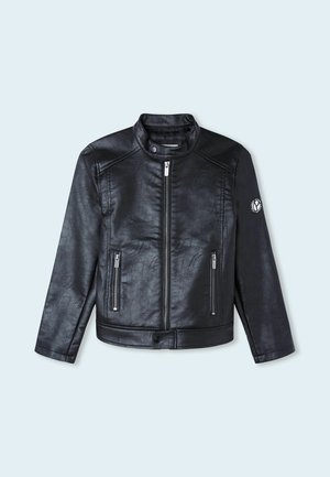 Schwarze Kunstlederjacke mit Frontreißverschluss, Stehkragen mit Druckknopf, zwei Reißverschlusstaschen und Logo-Patch am linken Ärmel.