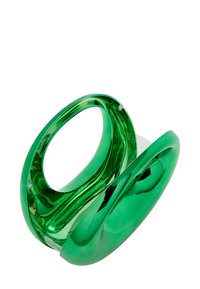 Grøn gennemsigtig plastikaccessorie med rundede, snoede former. Glat overflade med en blank finish, der har et åbent center og let hardwareaccentuering.
