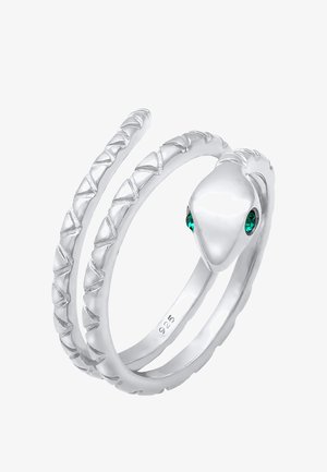 Anello d'argento a forma di serpente con due fasce attorcigliate, una liscia e una testurizzata con un motivo a zigzag, con accenti di smeraldo verde per gli occhi.