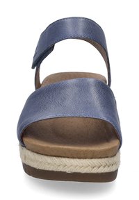 Blaue Ledersandale mit breitem Riemendesign, verstellbarem Knöchelriemen, geflochtenen Jutesohlen und flachem Gummisohle.