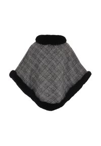 Capa a quadri grigi con rifinitura in pelliccia sintetica nera. Progettata con una silhouette drappeggiata e bordi arrotondati, presenta una finitura morbida e testurizzata.