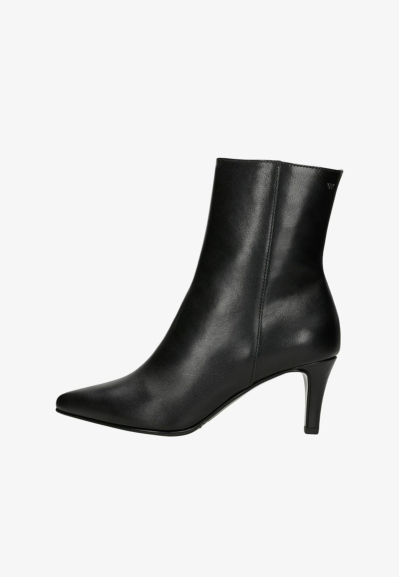 Czarne botki sięgające kostki, wykonane z gładkiej skóry, z ostrym noskiem i zwężającym się obcasem. Minimalistyczny design bez widocznych wzorów czy ozdób.