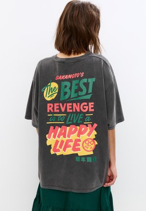 PULL&BEAR SAKAMOTO STICKERS - T-shirt imprimé - grey