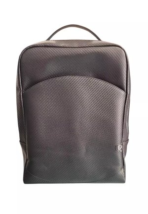 Zaino nero testurizzato con tasca frontale curva, manico superiore e piccolo logo sulla parte inferiore destra.