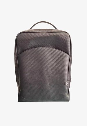 Zaino nero testurizzato con tasca frontale curva, manico superiore e piccolo logo sulla parte inferiore destra.