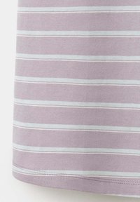 Tissu violet clair avec des fines rayures blanches horizontales régulièrement espacées et un ourlet cousu en bas.